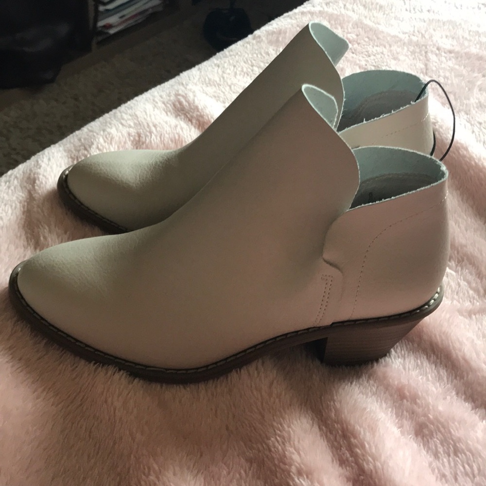 Universal Thread Booties - Picture 2 of 4